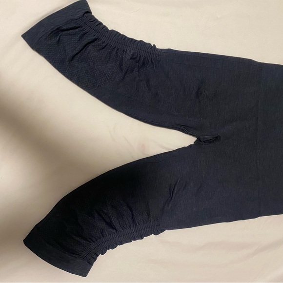 Lululemon Capri Crop Workout Bottom - Picture 4 of 6